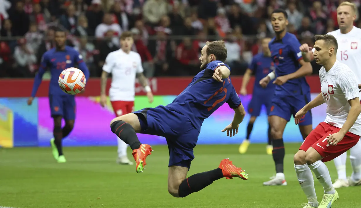 Sementara Belanda berhasil menundukkan Polandia dengan skor 2-0. Pertandingan berlangsung cukup intens, tapi Belanda menunjukkan level mereka di hadapan tuan rumah. Duel-duel di lapangan berlangsung cukup sengit. (AP Photo/Michal Dyjuk)