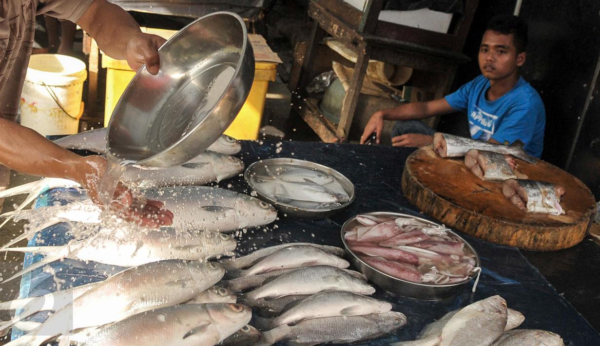Pedagang menyirami ikan bandeng agar tetap segar di kawasan Petak Sembilan, Jakarta, Selasa (24/1). Dalam tradisi Imlek, ikan bandeng merupakan lambang rezeki dalam kehidupan. (Liputan6.com/Yoppy Renato)