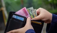 Ilustrasi pecahan Rupiah Kertas dalam dompet. (Sumber foto: Pexels.com).