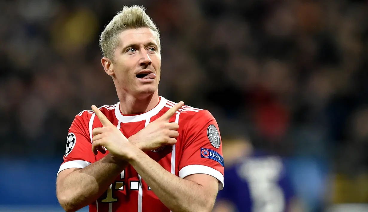 2. Robert Lewandowski - Striker mematikan milik Bayern Munchen ini tak hanya handal dalam membobol gawang lawan. Pria Polandia itu berhasil menuntaskan gelar sarjananya di jurusan Pendidikan Fisik di Sekolah Olahraga Warsawa. (AFP/John Thys)