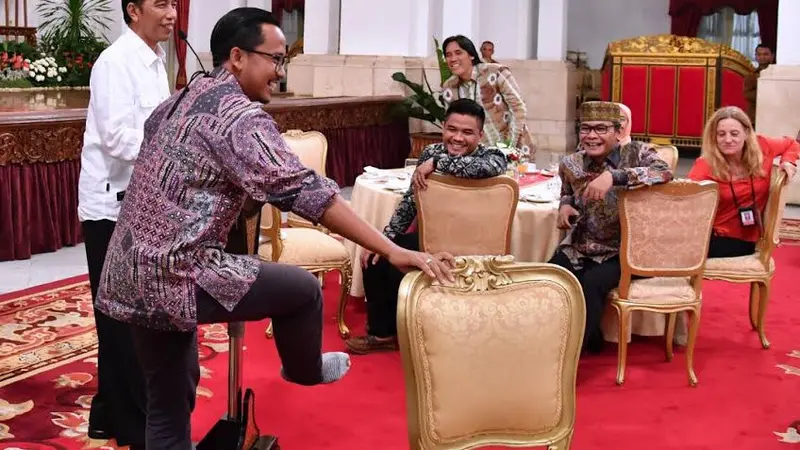 Tantangan Jokowi kepda wartawan tunjukan kaos kaki bolong