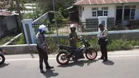 Anggota Satuan Lalu Lintas Polres Gorontalo Kota saat melakukan penilangan terhadap pengguna knalpot bising (Arfandi Ibrahim/Liputan6.com)