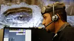 Perwira polisi Arab Saudi memantau layar yang memperlihatkan Masjidil Haram di Pusat Pemantauan 911, Makkah, Selasa (6/8/2019). Pusat Pemantauan 911 memantau melalui 5.900 kamera di Kota Makkah. (AP Photo/Amr Nabil)