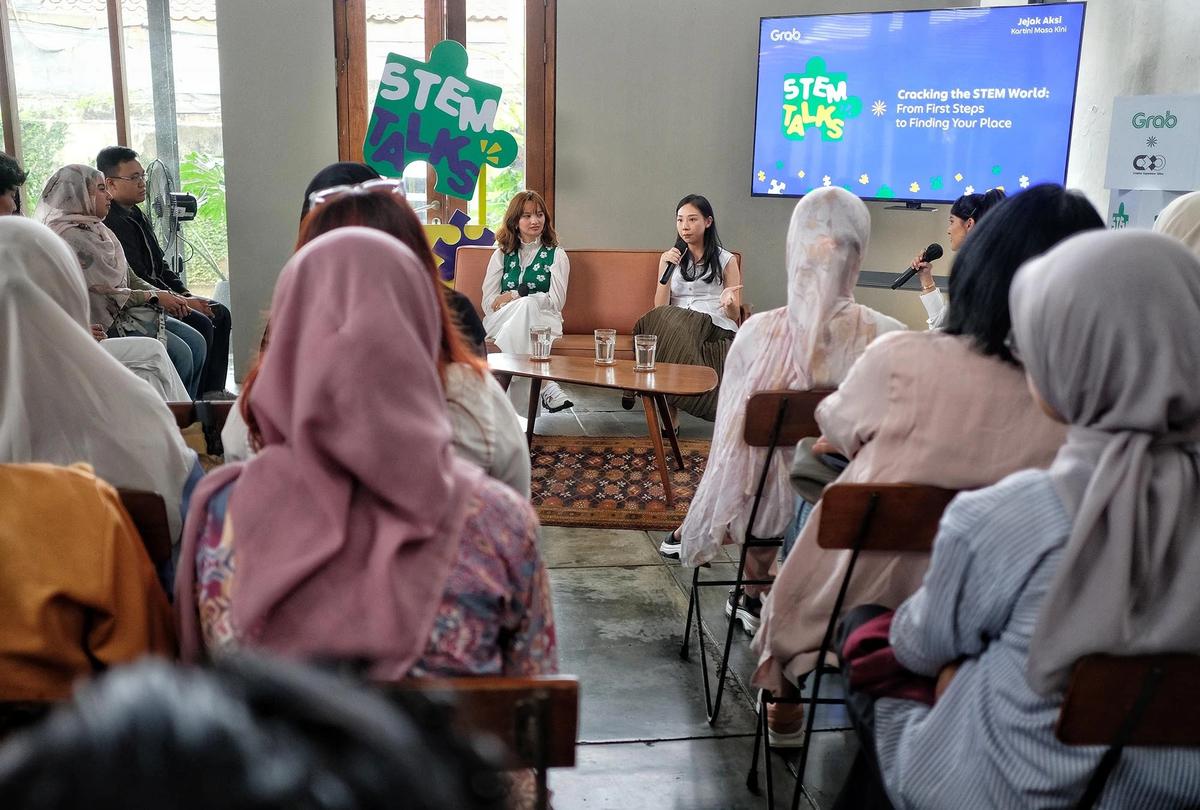 FOTO: Perempuan Muda Berbagi Inspirasi Menembus Dunia Teknologi