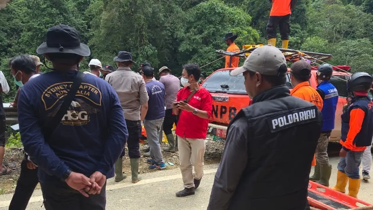 Proses pencarian anggota Ditreskrimum Polda Riau, Ipda Angga Mufajar yang hilang terseret banjir di Sumbar.
