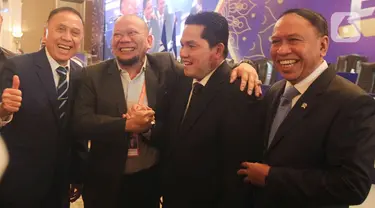 Dua calon ketua umum PSSI, La Nyalla Mattaliti dan Erick Thohir (tengah) berpelukan di hadapan rekan media dan tamu yang hadir pada Kongres Luar Biasa (KLB) PSSI di Hotel Shangri-La, Jakarta Pusat, Kamis (16/2/2023). KLB PSSI untuk memilih pengurus baru periode 2023-2027 resmi dimulai dan dibuka oleh Menteri Pemuda dan Olahraga (Menpora), Zainudin Amali. (Liputan6.com/Herman Zakharia)