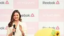 Miranda Kerr berpose dengan icon Reebok. (via justjared.com)