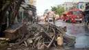 Barang-barang yang hangus akibat kebakaran toko dan pemukiman warga di kawasan Manggarai, Jakarta, Selasa (7/7/2020). Hingga kini belum diketahui pengebab kebakaran. (Liputan6.com/Immanuel Antonius)