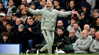 Pelatih kepala Chelsea asal Italia, Enzo Maresca, memberikan instruksi kepada para pemain dari pinggir lapangan dalam pertandingan Premier League antara Chelsea dan Liverpool di Stamford Bridge, London, pada 4 Oktober 2025. (Glyn KIRK/AFP)