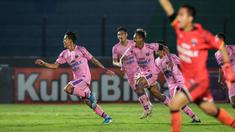 Persita Tangerang berhasil menghentikan rekor empat kali kemenangan beruntun Arema FC pada pekan kesembilan BRI Liga 1 2021/2022 yang berlangsung di Stadion Sultan Agung, Bantul, Rabu (27/10/2021). Gol penyeimbang pertandingan diciptakan oleh Moh. Edo Febriansyah. (Bola.com/Bagaskara Lazuardi)