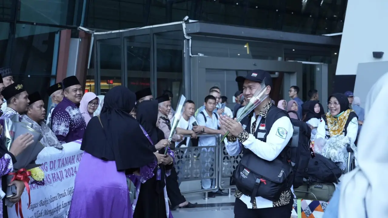 Sejumlah Jemaah Haji Menyambut Kedatangan Petugas Haji Indonesia 2024 di Bandara Soetta