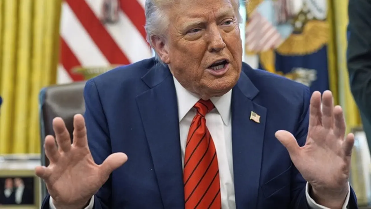 Presiden Amerika Serikat Donald Trump di Ruang Oval, Gedung Putih, Kamis (17/4/2025).
