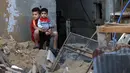 <p>Anak-anak dan keluarga di Gaza telah kehabisan makanan, air, listrik, obat-obatan, dan akses yang aman ke rumah sakit karena terputusnya semua rute pasokan. (Photo by SAID KHATIB / AFP)</p>