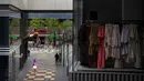 <p>Seorang perempuan mengenakan masker berjalan di sepanjang concourse kosong di pusat perbelanjaan yang biasanya sibuk pada akhir pekan, setelah banyak bisnis diperintahkan untuk tutup sebagai bagian dari pembatasan COVID-19 di distrik Chaoyang di Beijing, Sabtu, 14 Mei 2022. China dengan tegas menolak kritik terhadap kebijakan "nol-COVID" tanpa kompromi. (AP Photo/Mark Schiefelbein)</p>