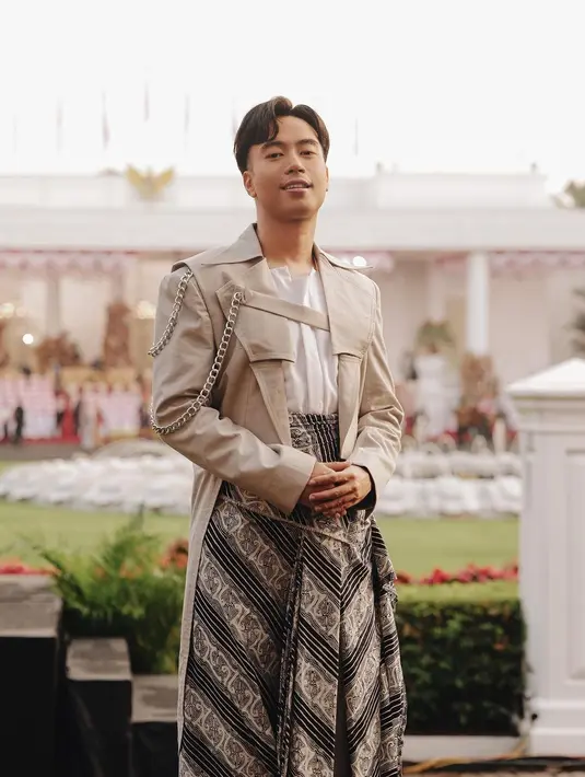 Pada 2 Oktober, pemilik album Pelangi Di Malam Hari membagikan sejumlah foto saat manggung dengan kostum bernuansa batik yang kental. Salah satunya, kala manggung di Istana Negara Jakarta, memperingati Hari Ulang Tahun Kemerdekaan Republik Indonesia yang ke-77. Vidi Aldiano menyebut momen di Istana Negara punya tempat tersendiri di benaknya. (Foto: Dok. Instagram @vidialdiano)