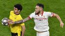Pemain Borussia Dortmund, Mateu Morey, berebut bola dengan pemain Sevilla, Lucas Ocampos, pada laga Liga Champions di Stadion Signal Iduna Park, Rabu (10/3/2021). Kedua tim bermain imbang 2-2. (AP Photo/Martin Meissner, Pool)