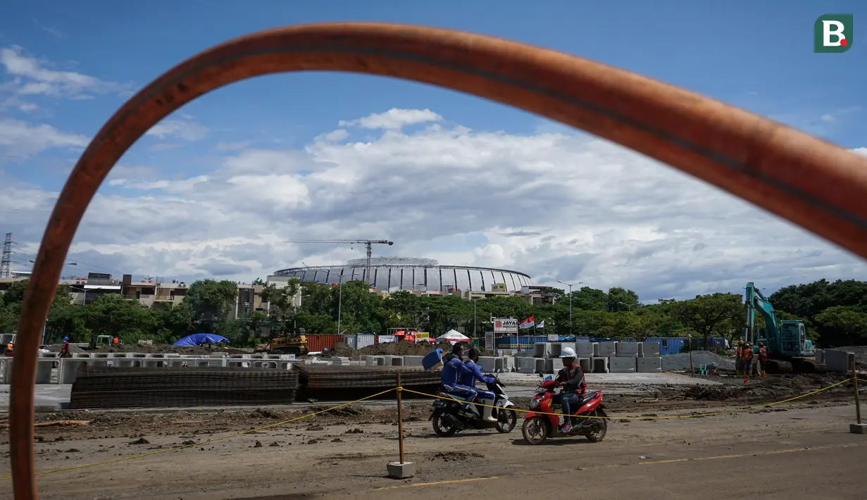 Aktivitas pekerja proyek pembangunan Sirkuit Formula E di kawasan Taman Impian Jaya Ancol, Jakarta Utara, Minggu (06/03/2022). Progres sirkuit sudah mencapai 52 persen pada hari ke-32 dan ditargetkan akan selesai pada bulan April 2022. (Bola.com/Bagaskara Lazuardi)