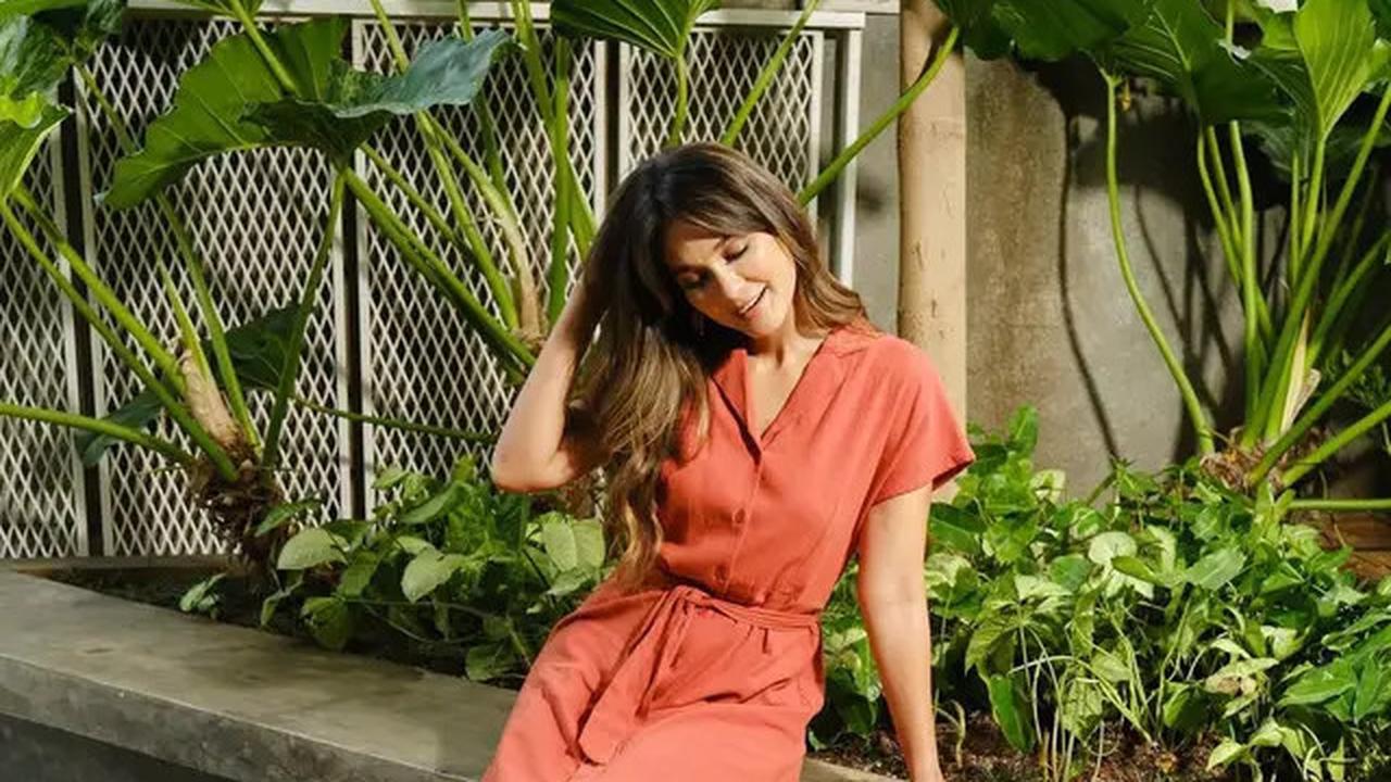 11 Inspirasi Outfit dengan Sandal ala Luna Maya, Cocok Ditiru untuk Liburan