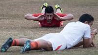Pesepakbola asal Argentina, Alan Aciar melakukan pendinginan usai mengikuti latihan perdana bersama Persija Jakarta jelang Piala Presiden 2015 di Lapangan Yon Zikon 13, Jakarta, Selasa (18/8/2015). (Bola.com/Vitalis Yogi Trisna)