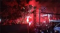 Ribuan Bobotoh menyambut kedatangan tim bus yang membawa rombongan tim Maung Bandung dii Graha Persib, Jalan Sulanjana, Kota Bandung, Minggu (16/2/2025) malam. (Bola.com/Erwin Snaz)