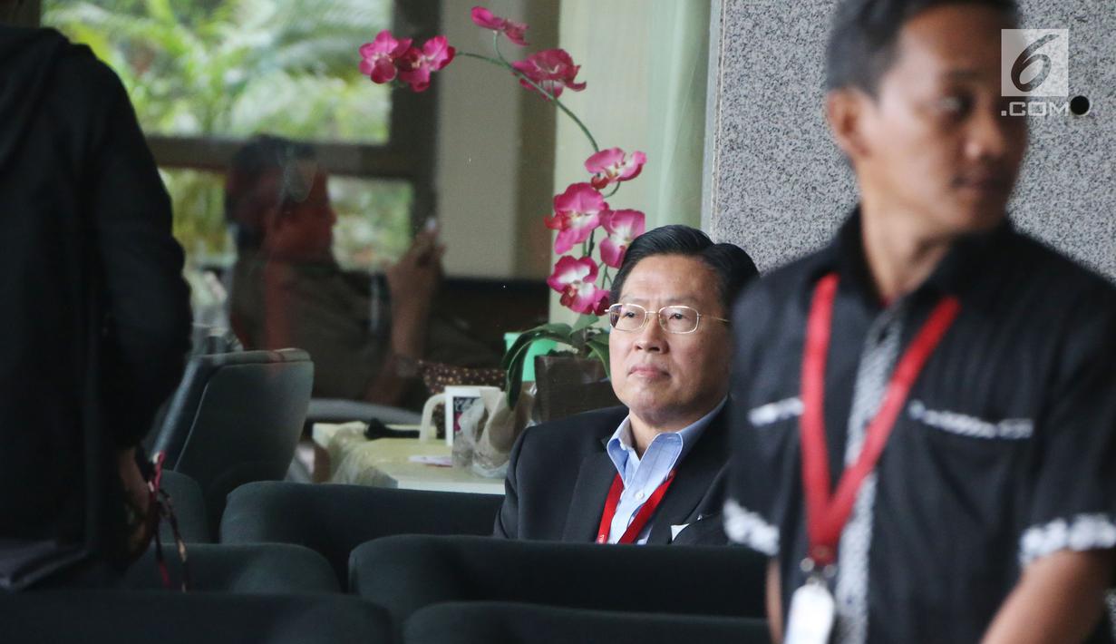 CEO Lippo Group James Riady (tengah) menunggu pemeriksaan di Gedung KPK, Jakarta, Selasa (30/10). James Riady diperiksa sebagai saksi untuk sembilan tersangka. (Merdeka.com/Dwi Narwoko)