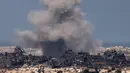Sejumlah pihak menuding dalam dua tahun terakhir Israel melakukan genosida dan pembersihan etnis di Gaza. Tampak dalam foto yang diambil dari posisi di perbatasan Israel dengan Jalur Gaza ini menunjukkan asap mengepul di tengah pemboman Israel atas wilayah Palestina yang terkepung pada 16 September 2025. (Menahem KAHANA/AFP)