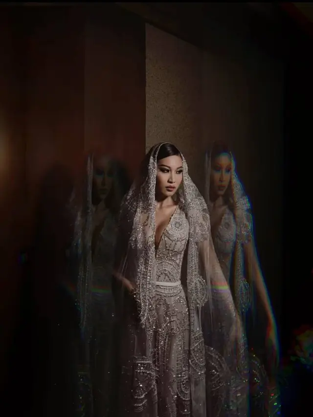 Gaun Dinner Reception Patricia Gouw Dibuat dari Ribuan Swarovski dengan Berat 14 K