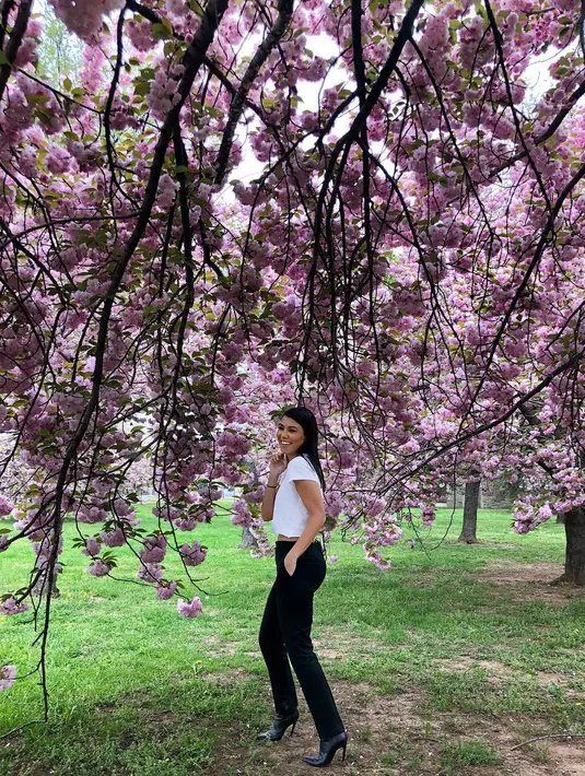 Dalam sebuah foto lain, Kourtney pun tersenyum bahagia seakan membuktikan hidupnya baik-baik saja. (instagram/kourtneykardash)