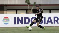 Striker PSIS Semarang, Silvio Escobar, menggiring bola saat menghdapi Bhayangkara FC pada laga Shopee Liga 1 di Stadion Patriot Chandrabhaga, Bekasi, Selasa (20/8). PSIS menahan imbang 0-0 Bhayangkara. (Bola.com/Yoppy Renato)