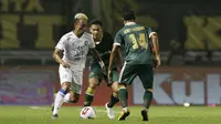 Pemain Arema FC, Kushedya Hari Yudo berusaha melewati pemain Tira Persikabo pada laga Shopee Liga 1 di Stadion Pakansari, Bogor, Senin, (2/3/2020). Tira Persikabo takluk 0-2 dari Arema FC. (Bola.com/M Iqbal Ichsan)