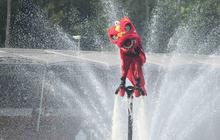 FOTO: Atraksi Aerial Lion Dance Pikat Warga di Festival Imlek Jakarta 2026