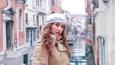 Pemeran Ratu Tinar dalam sinetron Princess Mermaid, Louise Anastasya hingga saat ini masih berada di Italia, negara kelahiran sang suami. Diketahui bahwa sejak awal tahun kemarin sudah berada di Eropa dan menghabiskan banyak waktunya untuk traveling dari Paris hingga Venisia. (Liputan6.com/IG/@louiseans)