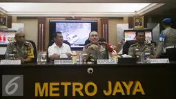 Kapolda Metro Jaya Irjen Pol M Iriawan memberikan keterangan terkait kasus Pulomas saat rilis di Polda Metro Jaya, Jakarta, Kamis (5/1).  Polisi menayangkan CCTV di rumah Dodi yang merekam kejadian sadis tersebut. (Liputan6.com)