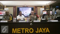Kapolda Metro Jaya Irjen Pol M Iriawan memberikan keterangan terkait kasus Pulomas saat rilis di Polda Metro Jaya, Jakarta, Kamis (5/1).  Polisi menayangkan CCTV di rumah Dodi yang merekam kejadian sadis tersebut. (Liputan6.com)