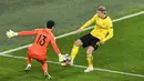 Pemain Borussia Dortmund, Erling Haaland, berusaha melewati kiper Sevilla, Yassine Bono, pada laga Liga Champions di Stadion Signal Iduna Park, Rabu (10/3/2021). Kedua tim bermain imbang 2-2. (AP Photo/Martin Meissner, Pool)