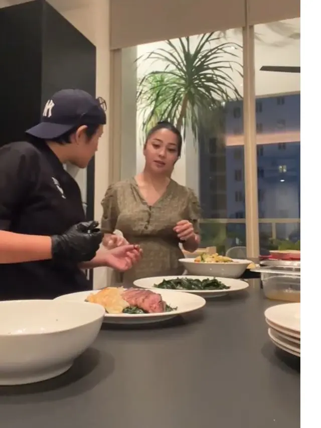 Jadi Chef Pribadi, Ini 6 Potret Arre Prianto Siapkan Hidangan Keluarga Nikita Willy