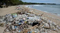 Sampah termasuk sampah plastik terlihat saat pembersihan pantai Kuta dekat Denpasar di pulau wisata Bali, Indonesia (6/1/2021). Tahun 2021 baru berjalan, tapi masalah sampah kembali terjadi di Indonesia, terutama di Pantai Kuta di Badung, Bali. (AFP/Sonny Tumbelaka)
