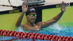Perenang Indonesia, Jendi Pangabean melakukan selebrasi usai menjadi yang tercepat pada Asian Para Games cabang renang nomor 100 meter gaya punggung S9 di Stadion Aquatic, Jakarta, Kamis (11/10). (Bola.com/Vitalis Yogi Trisna)