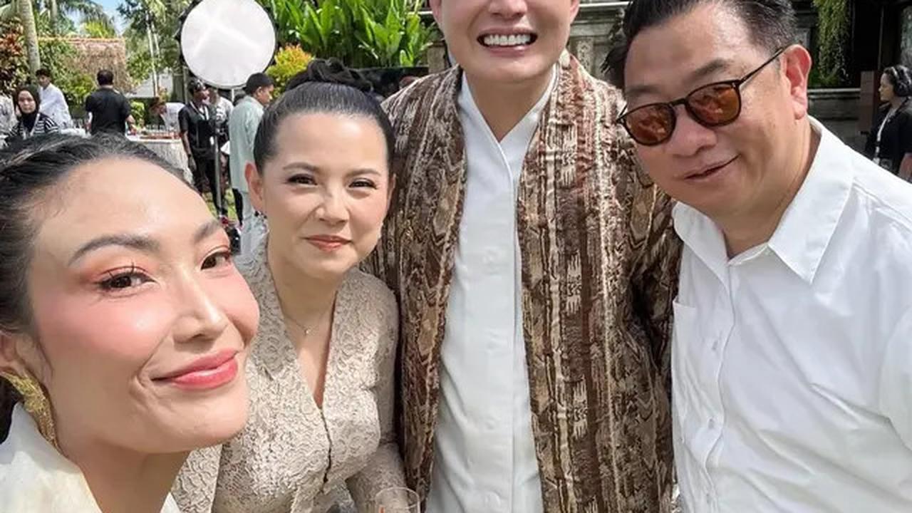 7 Potret Artis di Siraman Luna Maya dan Maxime Bouttier, 'Geng Menteri Ceria' Kompak