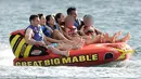 Robin van Persie bersama keluarga dan teman-temannya menikmati liburan dengan menaiki perahu karet yang ditarik oleh boat (17/07/2014) (dailymail.co.uk)