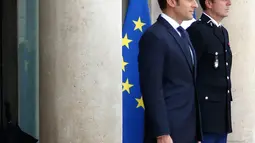 Presiden Prancis Emmanuel Macron bersama anjingnya Nemo saat menyambut tamu di Istana Elyses, Paris, Prancis (28/8). Nemo merupakan salah satu anjing ras terpopuler di dunia yang dikenal Energik, pandai dan bersahabat. (AP Photo / Francois Mori)