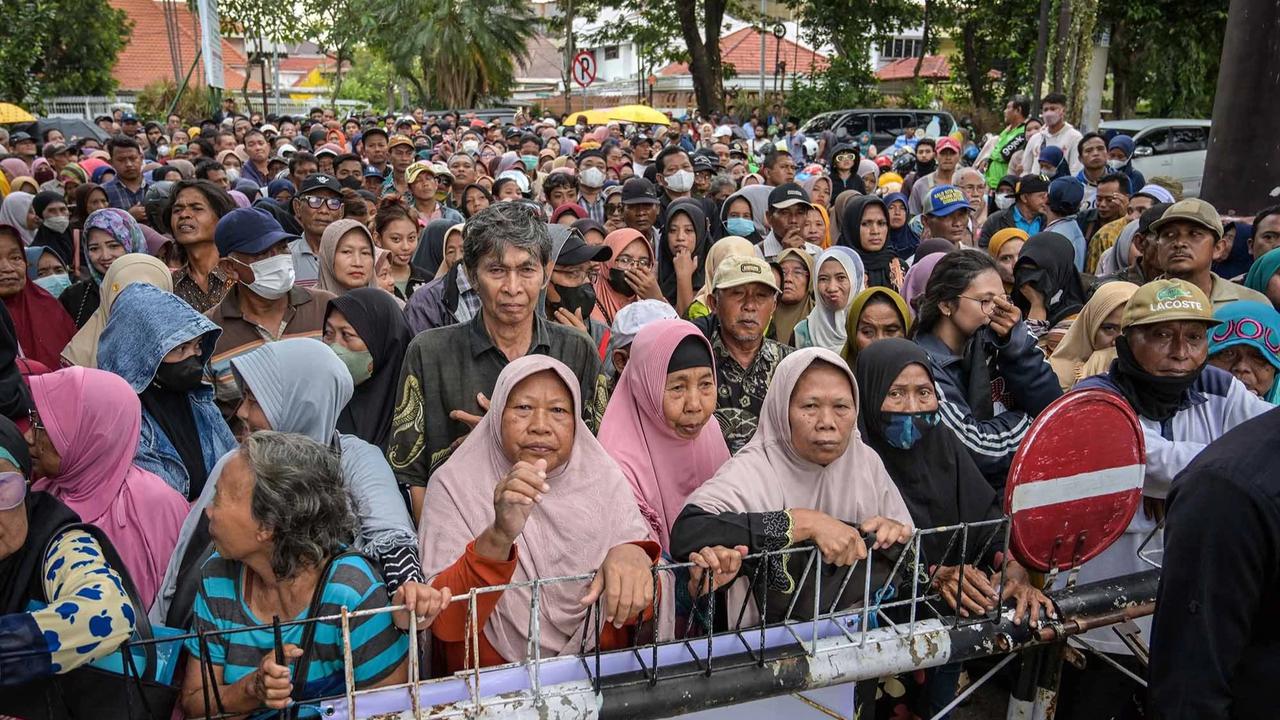 FOTO: Ribuan Warga Surabaya Antre Zakat Mal Rp 500 Ribu per Orang di Masjid Cheng Hoo