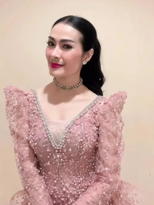 <p>Meskipun suaminya merupakan pilot, akan tetapi Iis Dahlia masih aktif di dunia hiburan. [Foto: Instagram.com/isdadahlia]</p>