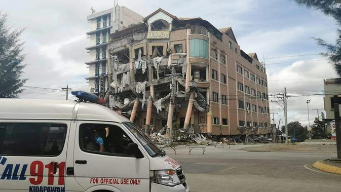 Sebuah bangunan yang rusak terlihat usai gempa bumi kuat di Kidapawan, provinsi Cotabato utara, Kamis (31/10/2019). Gempa bumi kembali mengguncang Filipina selatan, kali ini bermagnitudo 6,5 dan merupakan gempa kuat ketiga dalam bulan ini yang berpotensi menimbulkan kerusakan. (EDWIN BADILLES / AFP)