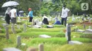 <p>Warga berdoa saat melakukan ziarah di area pemakaman khusus COVID-19 di TPU Rorotan, Cilincing, Jakarta Utara, Rabu (4/5/2022). Sejumlah tempat pemakaman umum masih dipadati oleh keluarga yang melakukan ziarah di H+3 Lebaran. (merdeka.com/Imam Buhori)</p>