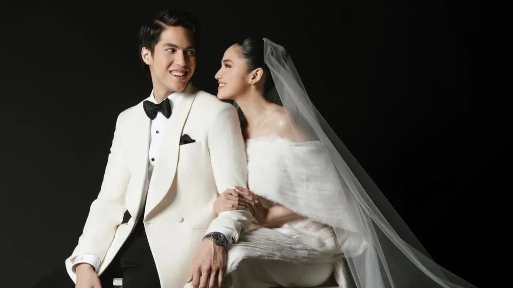 Kali ini, keduanya tampil bergaya klasik dengan sentuhan vintage bernuansa putih [@syifahadju]