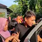 Usai turun dari mobil yang mengantarnya, ratusan warga langsung menyambut meriah kedatangan Pegi Setiawan. Sebelumnya Pegi Setiawan dinyatakan bebas dan tak bersalah di Praperadilan atas kasus dugaan pembunuhan Vina. (Liputan6.com/ Panji Prayitno)