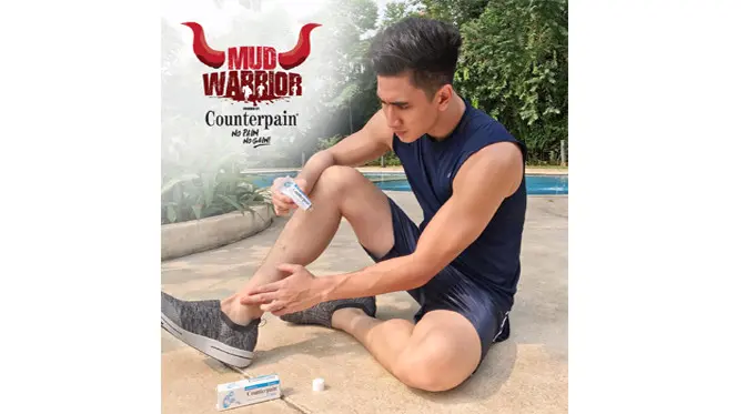 Verrel Bramasta dengan peserta lainnya lakukan olahraga ekstrem di Counterpain Mud Warrior 2 di Yogyakarta