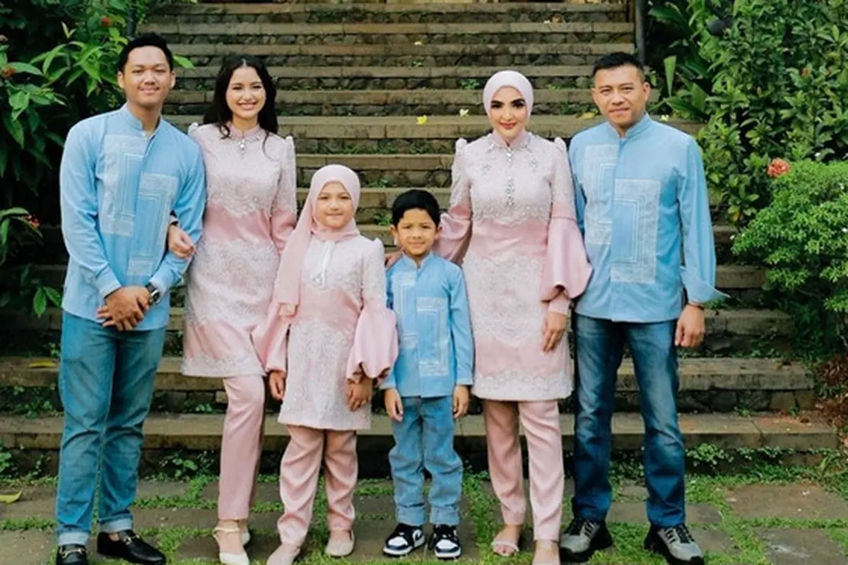 8 Potret Sarah Menzel dengan Keluarga Azriel Hermansyah, Bak Menantu Sendiri