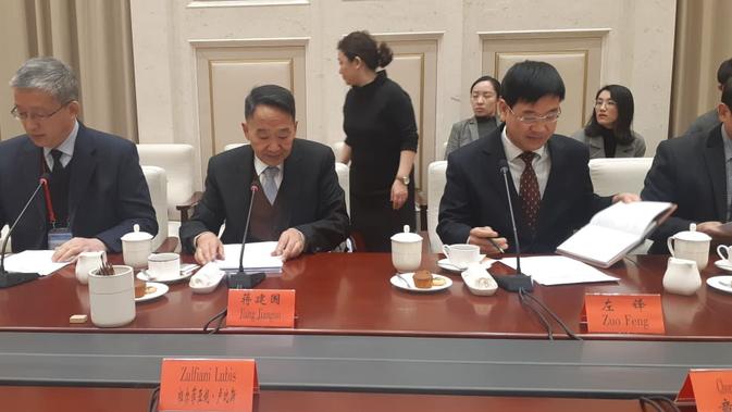 Wakil Menteri Departemen Publisitas China (CPCPD), Jiang Jianguo (kiri) berbicara melalui penerjemah (tengah) kepada jurnalis Indonesia di Beijing (20/2/2019) (Rizki Akbar Hasn / Liputan6.com)